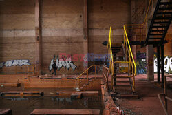 Miejscy odkrywcy w opuszczonej fabryce