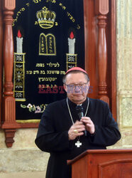 Kardynał Grzegorz Ryś w Synagodze Kupa