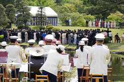Japońska rodzina królewska na corocznym przyjęciu w cesarskim ogrodzie Pałacu Akasaka