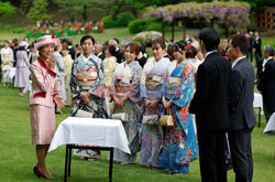 Japońska rodzina królewska na corocznym przyjęciu w cesarskim ogrodzie Pałacu Akasaka