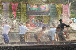 Społeczność Marma obchodzi święto wody w Bangladeszu