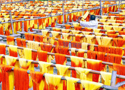 Suszenie kolorowych nici w Bangladeszu