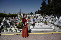 Tradycyjny piknik na cmentarzu w Grecji