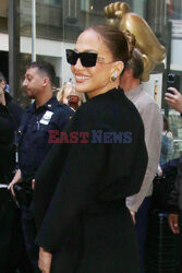 Jennifer Lopez w ciemnych okularach