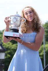 Mirra Andriejewa pozuje z trofeum French Open