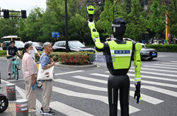 Policjant robot kieruje ruchem