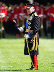 Ceremonia wręczenia pułkowi Gwardii Grenadierów nowych sztandarów w Pałacu Buckingham
