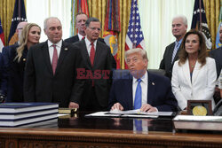 Podpisanie Secure America Act przez Donalda Trumpa