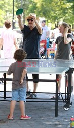 Harvey Keitel uczy syna grać w ping ponga