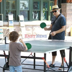 Harvey Keitel uczy syna grać w ping ponga