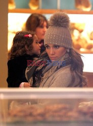 Jennifer Lopez z rodziną w sklepie z zabawkami