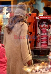 Jennifer Lopez z rodziną w sklepie z zabawkami