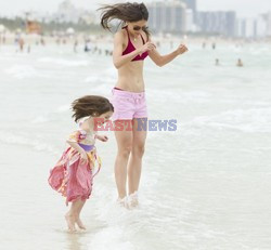 Katie Holmes i Suri na plaży