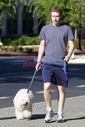Mark Zuckerberg z psem na spacerze