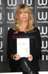 Goldie Hawn podpisuje swoją nową książkę